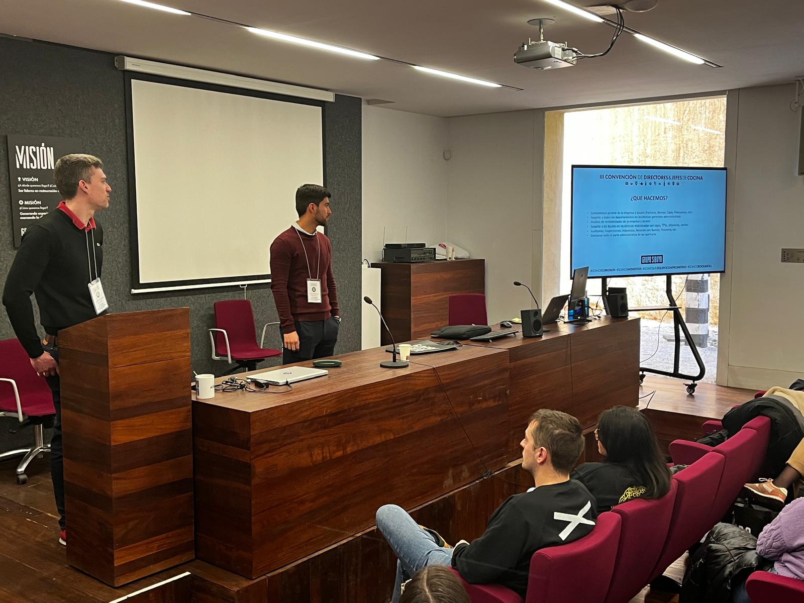 Jose Campa presentando las funciones del departamento financiero en la III Convención de Directores y Jefes de Cocina de Grupo Sibuya